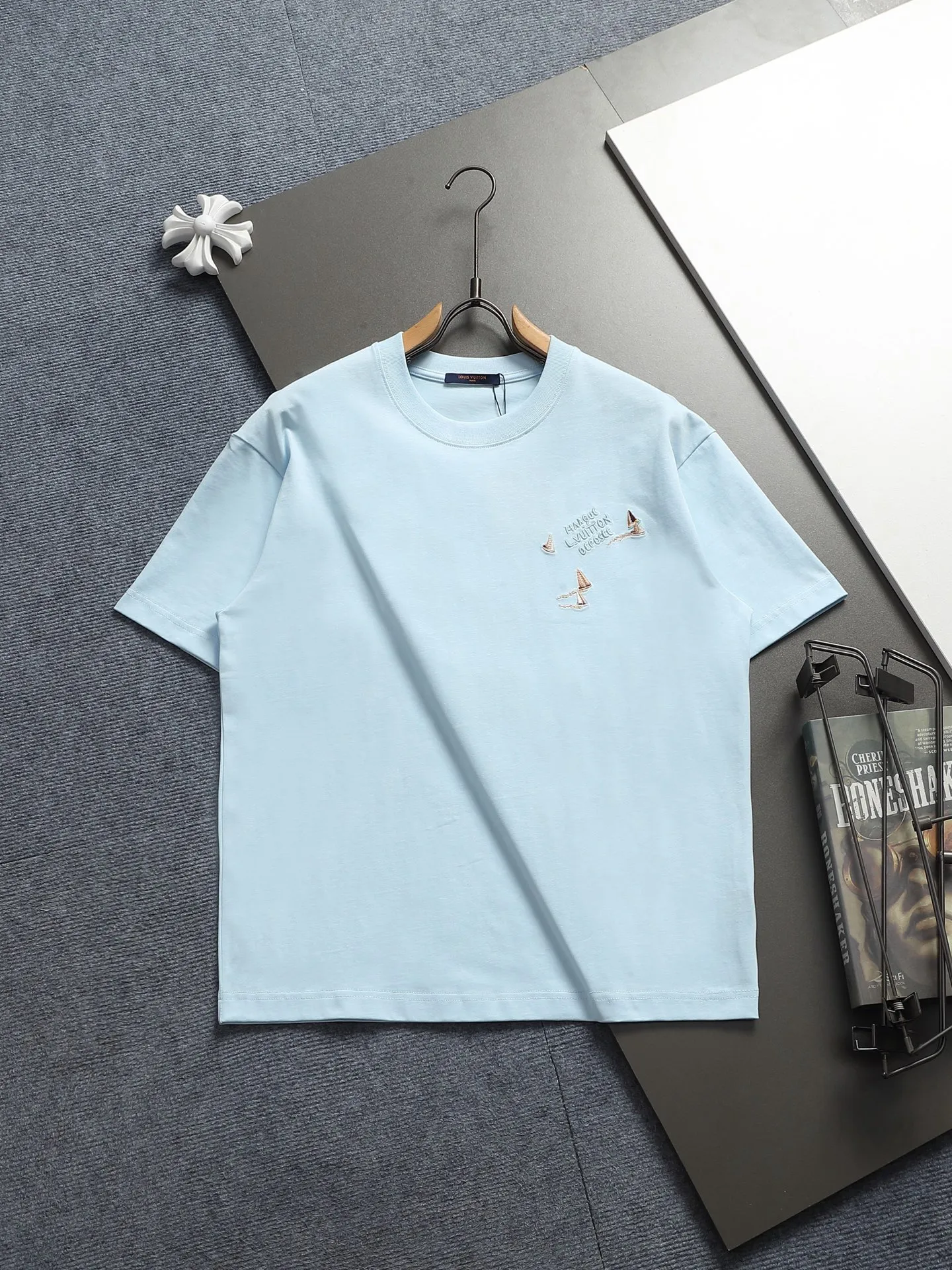 🅿️220 Louis Vuitton/Louis Vuitton High-end craftsmanship 10000 needle embroidery The large sailing ship logo is exquisitely upgraded, inspired by the retro embroidery of the 1980s. The original fabric is the same as the official short-sleeved T-shirt. The fabric is dyed in the same vat. It feels very comfortable. The latest brick cabinet synchronization for spring and summer. Fashionable and personalized. Super versatile and good-looking. It is very suitable for both men and women. A must-have for everyone. Hang tag. Collar label. Washed wheat. Complete with three labels. Color: black, white, blue. Size: S M L XL |